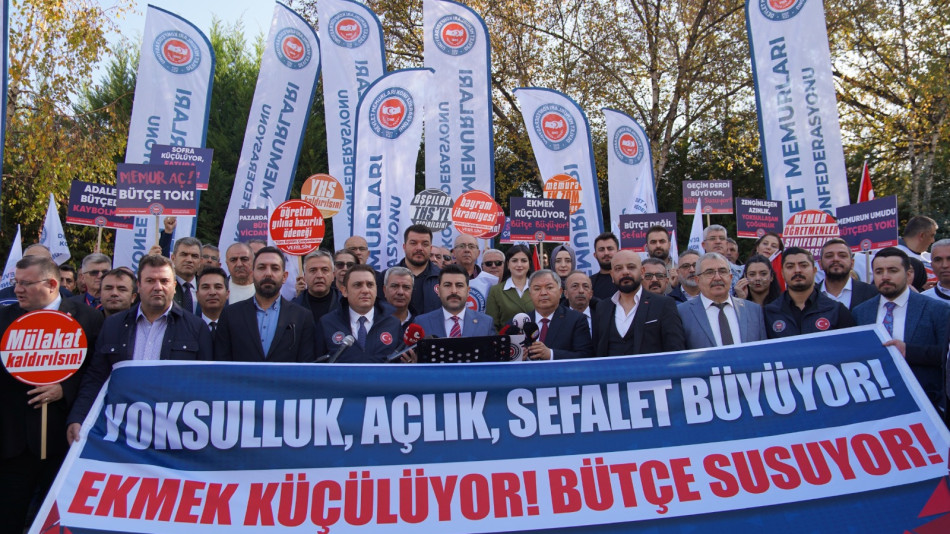 DEVLET MEMURLARI KONFEDERASYONU’NDAN TBMM ÖNÜNDE DİKKAT ÇEKEN BASIN AÇIKLAMASI: “MEMURA EK ZAM ŞARTTIR!”